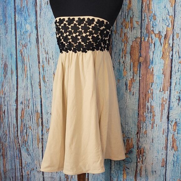 𝅺tibi Linen Applique Flower Strapless Dress - Picture 3 of 10